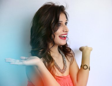 Sürpriz genç Hintli kadın beyaz arka plan üzerinde izole