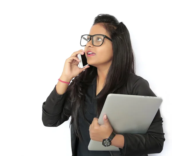 Jovem mulher de negócios moderna falando ao telefone com segurando la — Fotografia de Stock