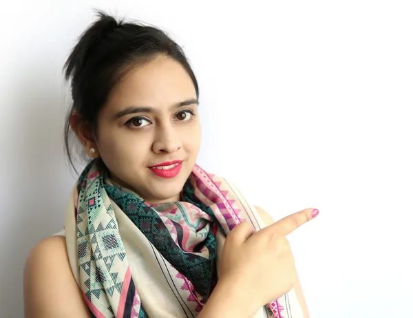 Ein junges attraktives indisches Mädchen zeigt mit dem Finger. — Stockfoto