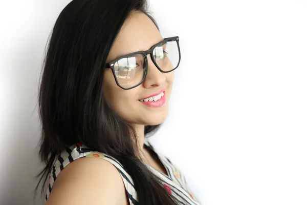 Eine attraktive schöne, glückliche junge indische Frau, die an Pfingsten lächelt — Stockfoto