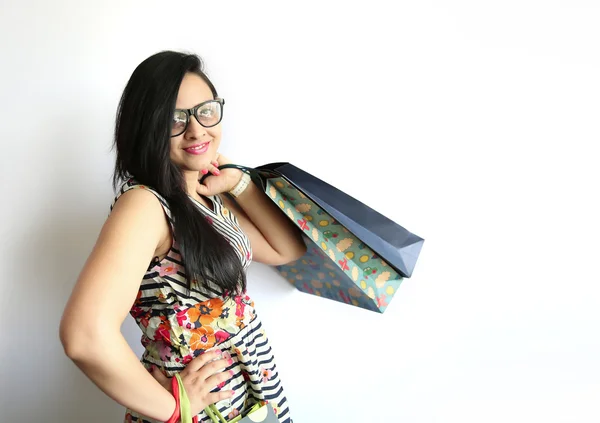 Güzel Hint Kadın beyaz arka plan üzerinde alışveriş çantaları tutan — Stok fotoğraf