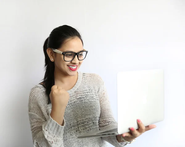 Jeune belle femme indienne avec ordinateur portable isolé sur un bac blanc — Photo