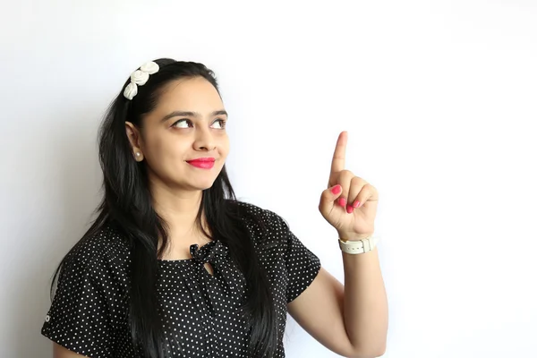 Młody atrakcyjny indyjski dziewczyna wskazując jej palec odizolowany na a — Zdjęcie stockowe
