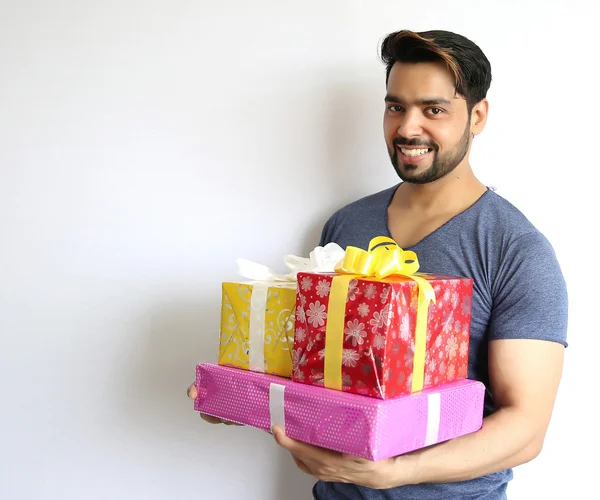 Genç bir Hintli adam tutarak hediye kutusu, yılbaşı, Sevgililer günü,