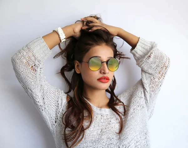 Modeporträt eines stilvollen jungen indischen Mädchens auf weißem Hintergrund — Stockfoto