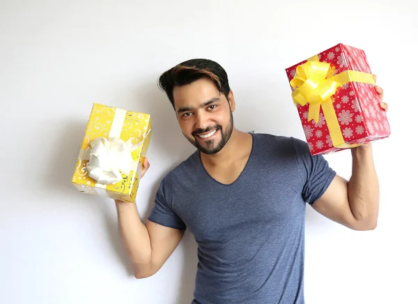 Um jovem indiano segurando caixa de presente, Natal, dia dos namorados , — Fotografia de Stock