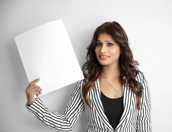 空白の看板、イソラを保持している美しいインド ビジネス女性 — ストック写真