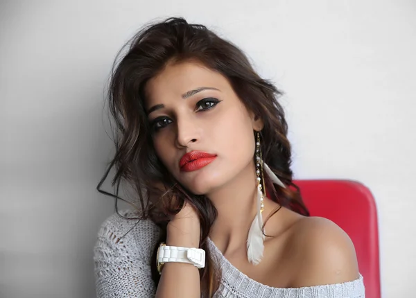 Beyaz bir backgro şık genç Hintli kız moda portre — Stok fotoğraf