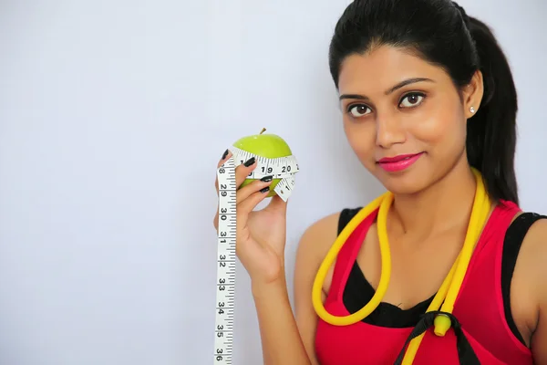 Piękna młoda kobieta indyjska zdrowe. Diety. Na białym tle na biały ba — Zdjęcie stockowe