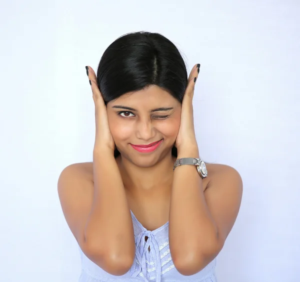 Elleriyle kulaklarını kapsayan ve doğru e tutmak genç Hintli kız — Stok fotoğraf