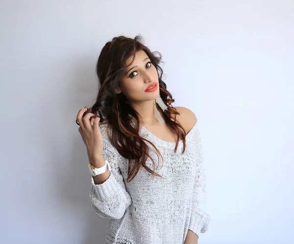 Asyalı kadın saçları beyaz arkasında izole oynamaktan gülümseyen