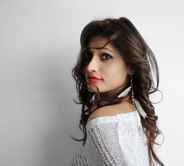 Приваблива індійська брюнетка жінка ізольована на білому тлі — стокове фото