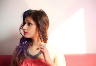 Sürpriz genç Hintli kadın beyaz arka plan üzerinde izole