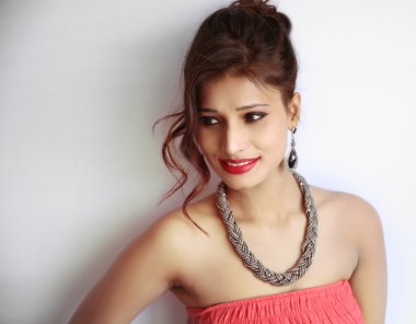 Beyaz bir backgro şık genç Hintli kız moda portre