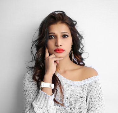 Beyaz arka plan üzerinde izole çekici Hintli esmer kadın