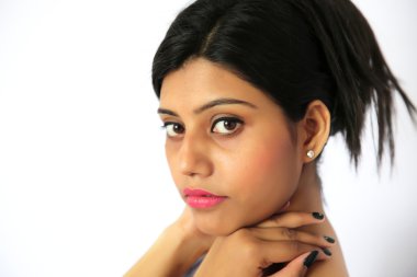 Beyaz bir arka plan üzerinde şık genç Hintli kız portresi