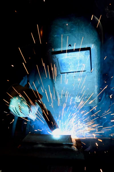 Schweißer bei der Arbeit — Stockfoto