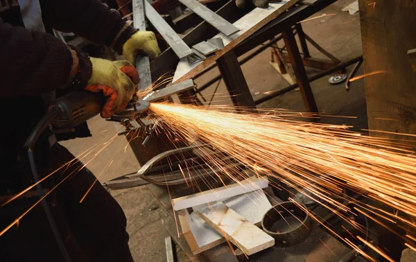 Arbeiter schneiden Metall — Stockfoto