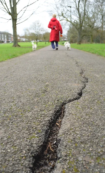 LONG CRACK ON A PAVEMENT — Stock Photo, Image