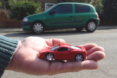 El model araba tutarak