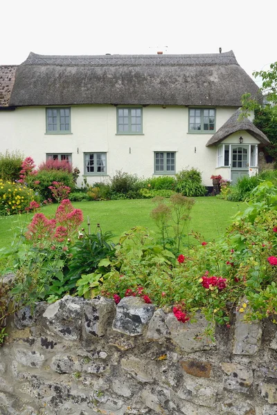 Beautiful thatched cottage — Stock Photo, Image