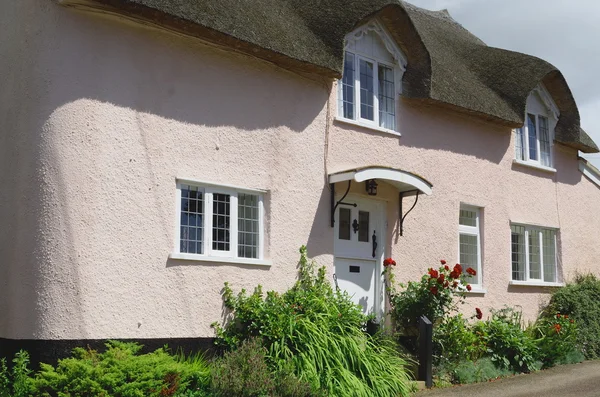 Beautiful thatched cottage — Stock Photo, Image