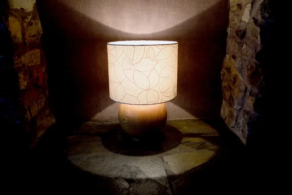Настольная лампа ночью — стоковое фото