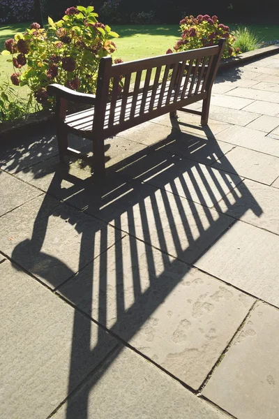 Wooden bench in park — Stock Photo, Image