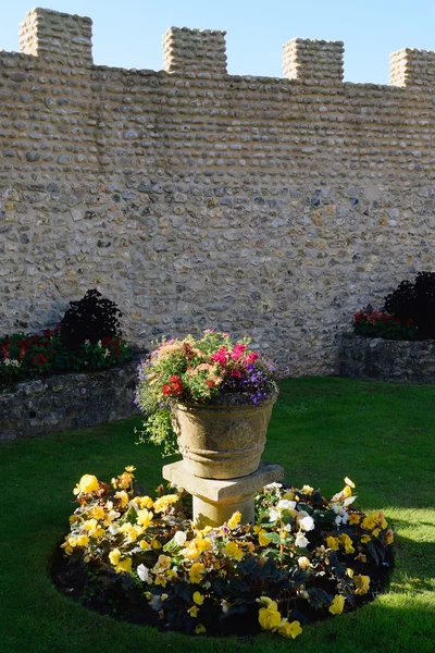 Panela de flor em um castelo — Fotografia de Stock