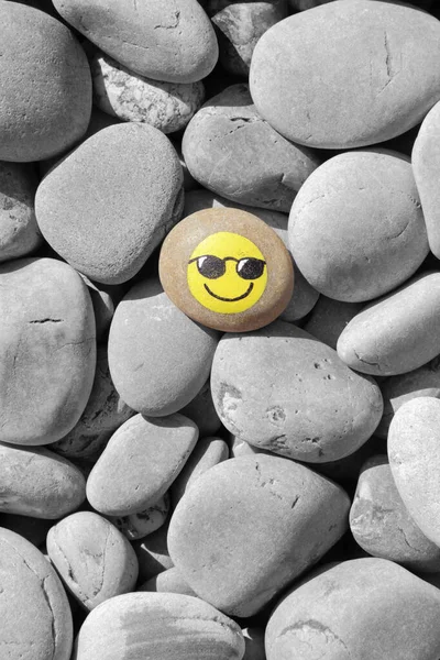 Uśmiechnięta Twarz Namalowana Kamieniu Obraz Stockowy