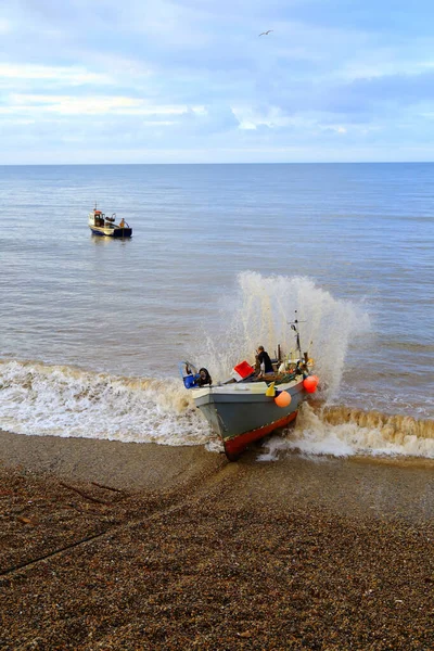 Ψαρόβαρκα Γλιστράει Στην Παραλία Βότσαλα Και Ρίχνει Θαλασσινό Νερό Στο — Φωτογραφία Αρχείου