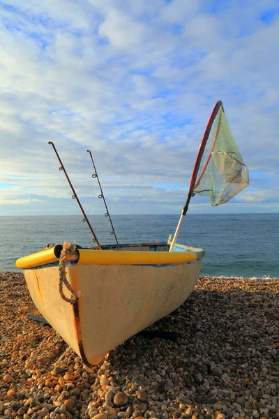 Kleine Vissersboot Met Hengels Net Het Kiezelstrand Bij Het Dorpje — Stockfoto