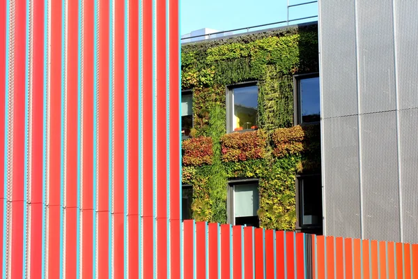 MTV budova s vertikální zahrady — Stock fotografie