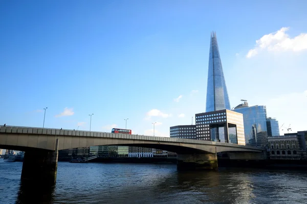 Лондонский мост с современными зданиями — стоковое фото