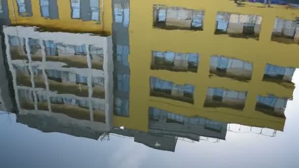 Edificio reflejado — Vídeos de Stock