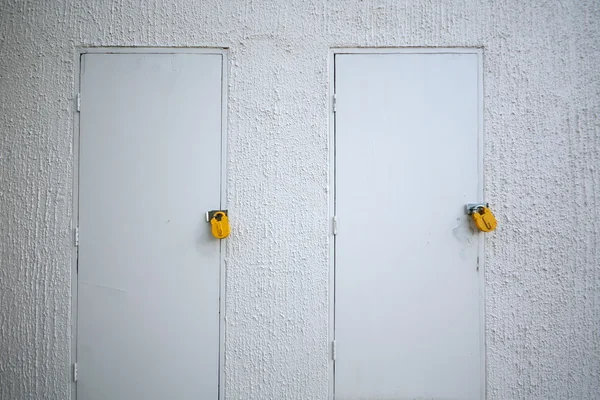 Puertas blancas con candados — Foto de Stock