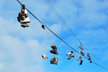 Ayakkabılar telde asılı.