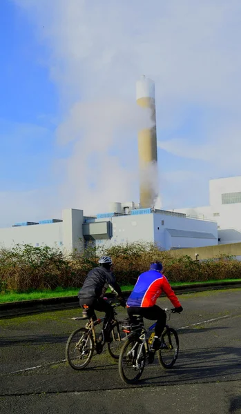 高い煙突を持つ工場 — ストック写真