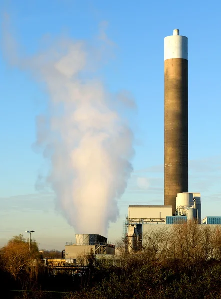 Fábrica con chimenea larga — Foto de Stock