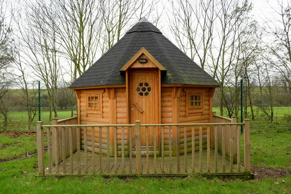 Holzhütte im Park — Stockfoto