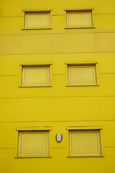 Fachada do edifício amarelo — Fotografia de Stock