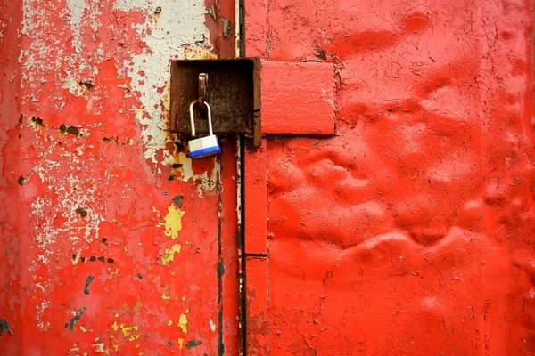 Recipiente de metal vermelho — Fotografia de Stock