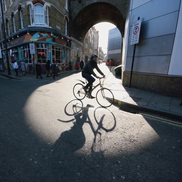 Cyklista na ulici — Stock fotografie