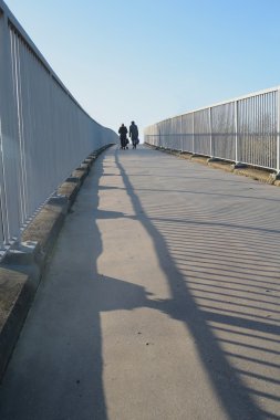 Metal çit ile köprü