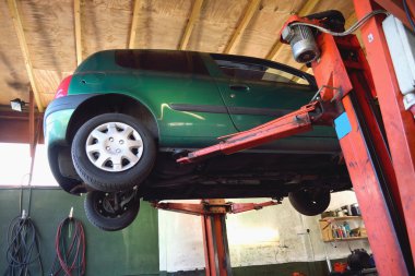 Bir garajda yeşil araba