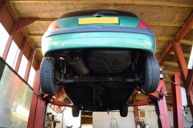 Kırık yeşil araba