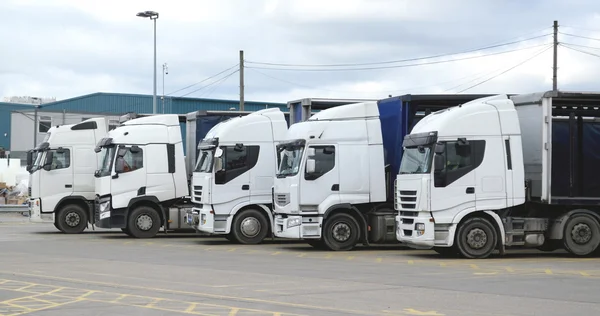 LKW hintereinander — Stockfoto