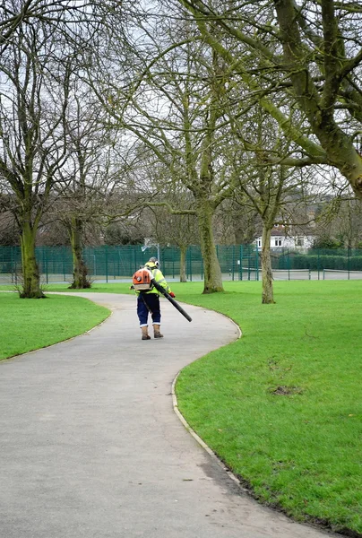 Arbetstagare rengöring park — Stockfoto