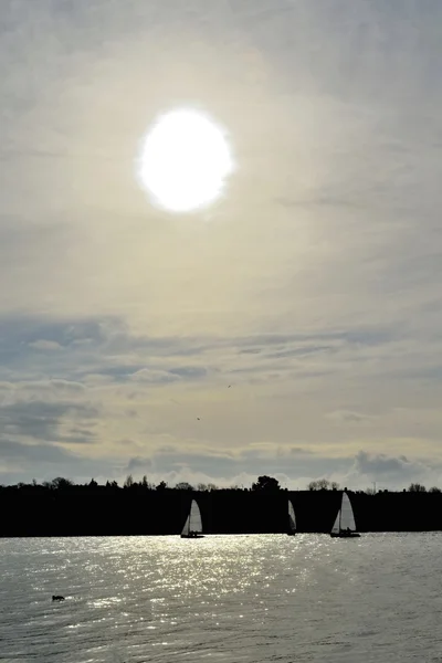 Solljus över sjön — Stockfoto