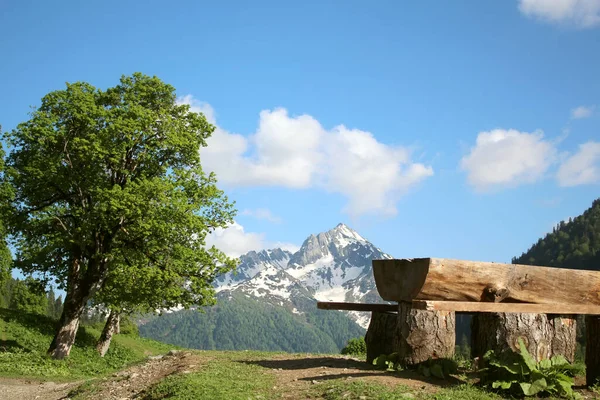 Piknikový Stůl Před Horským Panoramatem — Stock fotografie